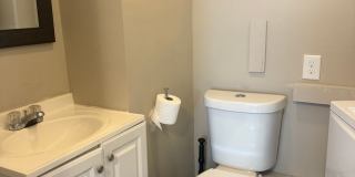 Adorable 2 Bedroom with Stackable Washer/Dryer Gallery 8