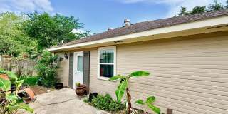 Elegant Cottage Retreat in Wimbledon Estates – Walk to Perkins Rowe Gallery 3