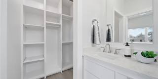 208 W Houston Street Gallery 7