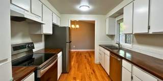 Charming 3 bedroom/1 bathroom Home Gallery 8