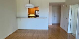 Updated Top Floor Unit -- Perfect Commuter Location -- Walking Distance to Laurel Street -- Must See! Gallery 7