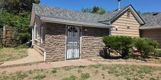 SPACIOUS, BRIGHT 2 BEDROOM - LARGE YARD Gallery 1