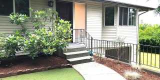 3 bed 2 bath Duplex Great Yard! Gallery 1