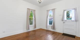 Charming house for rent, with laundry machines included and fenced yard. Gallery 6