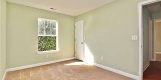 Room in 3 Bedroom Home at Tom Hunter Dr Gallery 38