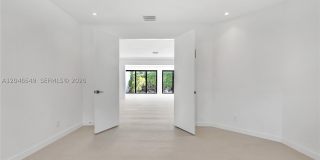 950 Bayamo Ave Gallery 21