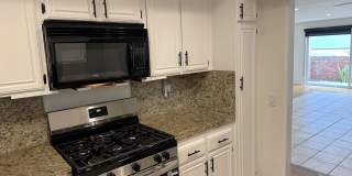 Beautifully Renovated 2 + 2.5 Santa Monica Condo townhouse Gallery 7