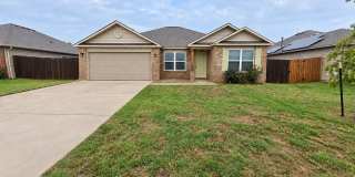 Stylish and Spacious Home in the Heart of Mustang! Gallery 1