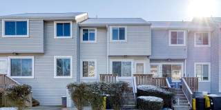 Beautiful 3bd 1.5bth top-level condo/townhouse in the highly sought-after Crofton Meadows community! Gallery 1