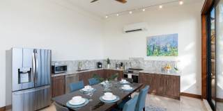 Wailupe Seaside Haven: Beachfront Luxury Home w/ Infinity Pool & City Proximity Gallery 10