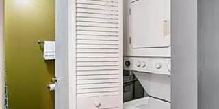 Modern First-Floor with Private Patio in Hampton Club Gallery 3