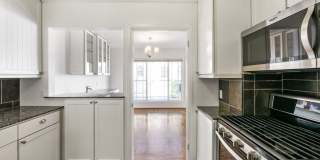 Stunning, Pet Friendly Edwardian 2BR Remodel in Prime location Gallery 11