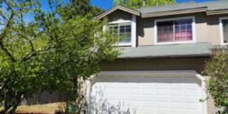 Furnished 3BR Boulder Pointe Townhome | End Unit + AC + Fenced Backyard Gallery 3