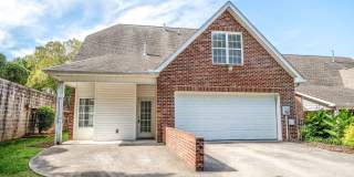 West Hills House 3BR/ 2.5BA, 2 Car garage, primary bedroom on main level Gallery 1