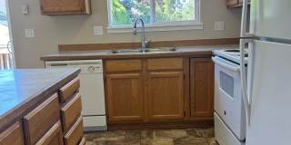 3 Bed 2 Bath Home: Fully Fenced Yard & Convenient Location Gallery 5
