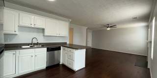 Lovely Single Family House! All Electric, Garage, Deck, Privacy Fenced Backyard, Pets Ok! Gallery 6