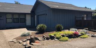 2-bedroom 2-bathroom duplex with 2 garages in Eugene! Gallery 1