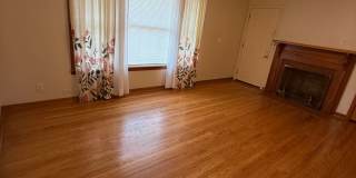 Charming 2 Bed, 1 Bath Triplex Gallery 4