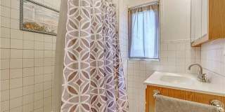 Large 3 Bed, 1 Bath - Central Air, Washer/Dryer Gallery 1