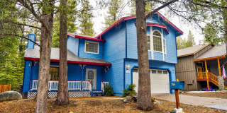 Large mountain home with 2 car garage and fenced in back yard. Gallery 1