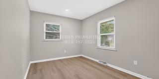 Modern Finishes & Hardwood Floors – 4BR Columbus Gem Gallery 22