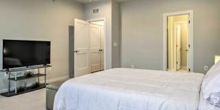 Luxury 3BR/2.5BA Condo w/ Balcony and Rooftop Terrace & Garage – Walk to One Loudoun Luxury 3BR/2.5BA Condo w/ Balcony and Rooftop Terrace & Garage – Walk to One Loudoun Gallery 17