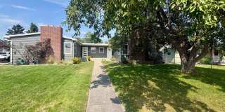 Spacious 3-Bedroom Duplex with Private Yard, Garage & Bonus Living Space! Gallery 1