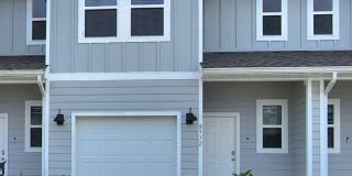 Convenient Location! Beautiful 3/2.5 Townhome w/ Pool Community! Gallery 1