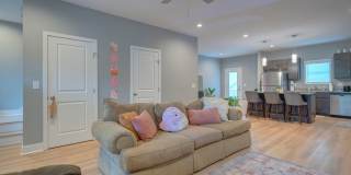 Spacious 4-Bedroom, 3-Story Townhome for Students - FURNISHED Gallery 6