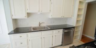 3 Bed / 1 Bath Home w/Sunroom in Midtown Neighborhood! Gallery 7