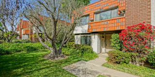 Bright  Airy, End-Unit 3BR2.5BA Townhouse w/ 2-Car Garage in Beautiful Gated Community w/ Pool  Tennis Court Just Mins to Shopping, Restaurants, Mall  5 Mins to Coastline! Gallery 1