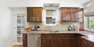 Stunning 5 Bedroom 2.5 Bathroom Home in Squirrel Hill Gallery 9