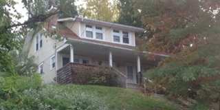 4 Bedroom/ 1 Bathroom House - Great View (Downtown) - Available 06/02/2027 Gallery 1