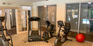 Beautiful large studio unit updated flooring, balcony with a pool view! Gallery 10