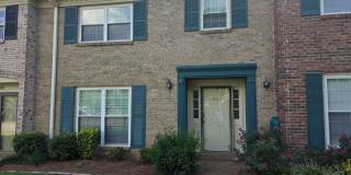 Beautiful Bellevue Townhome | 4 Bedrooms, 2 Living Areas, Pool, Tennis Clubhouse Gallery 1