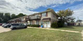 Spacious 2 Bed / 2 Bath Apartment Near EIU Campus Gallery 1