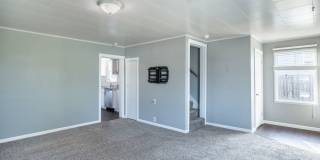 Cute Downtown 2 Bedroom House with Garage & Fenced Yard - Dogs Welcome Gallery 7