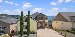 Luxury East Medford Home with 4 Bedrooms, 2 Bonus Rooms & Dual Living Areas Gallery 4