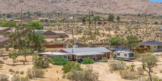 3 Bedroom 1.5 Bath Modern Farmhouse near JT National Park * MOVE IN SPECIAL* Gallery 31