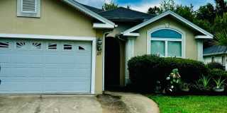 3/2 fenced in yard with pool access! Gallery 1