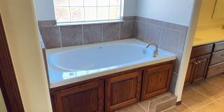 Save Hundreds Every Month – No Electric Bill! Solar-Powered Custom Home for Lease Yukon Public Schools! Gallery 13