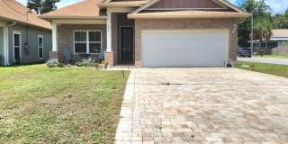On the hunt for a beautiful, open floor plan home to rent close to downtown? Gallery 3