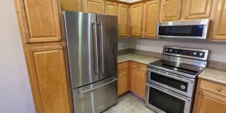AWESOME 2-BEDROOM CONDO INCL. GARAGE, SWIMMING POOL, WASHER & DRYER! Gallery 10