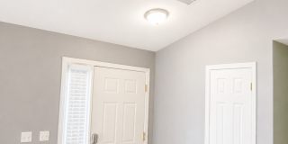 Inviting 2 Bedroom 2 Bath Top Floor Condo - Available August 10! Gallery 4