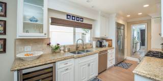 Private Newport Beach Cul-de-Sac Home Gallery 19