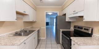 Charming 2 BD, 2.5 BA Townhome w/ a Community Pool in a Prime Winston Location Gallery 6