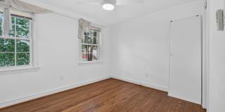 Charming & Restored 2BD/2BA Historic Rowhouse in Historic Snows Court Gallery 7