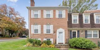 Beautifully maintained townhome on a quiet cul-de-sac in Springfield! Gallery 1