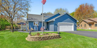 Stunning home located in the heart of Apple Valley *3 bed*2bath Available 10/1! Gallery 1