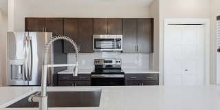 Stylish Midtown townhouse with stunning city views! Gallery 28
